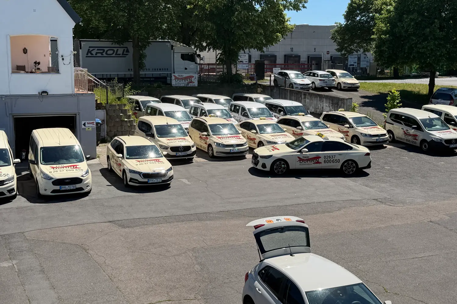 Betriebshof von Taxi Döhrn in Weißenthurm mit aufgereihten Taxen