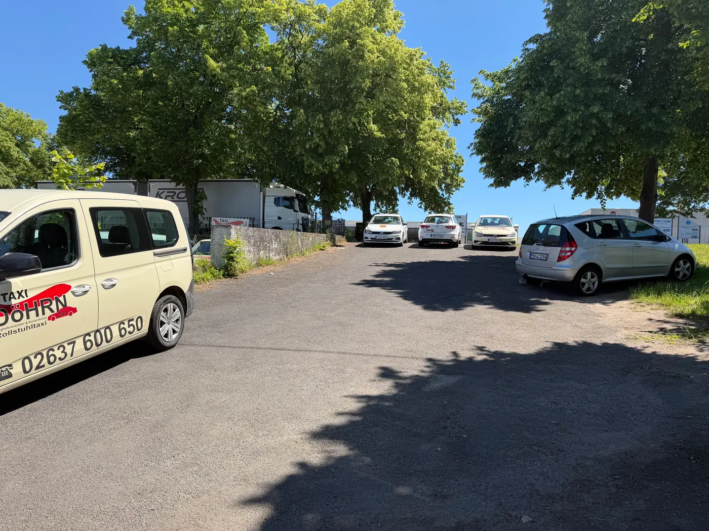 Kombifahrzeug von Taxi Döhrn mit großer Rufnummer an der Fahrzeugseite