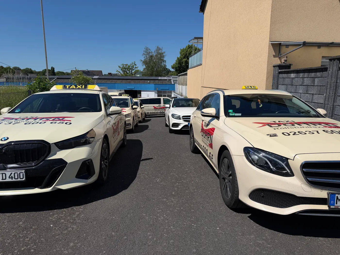 Zwei Taxi-Limousinen von Taxi Döhrn mit Dachzeichen auf dem Betriebshof