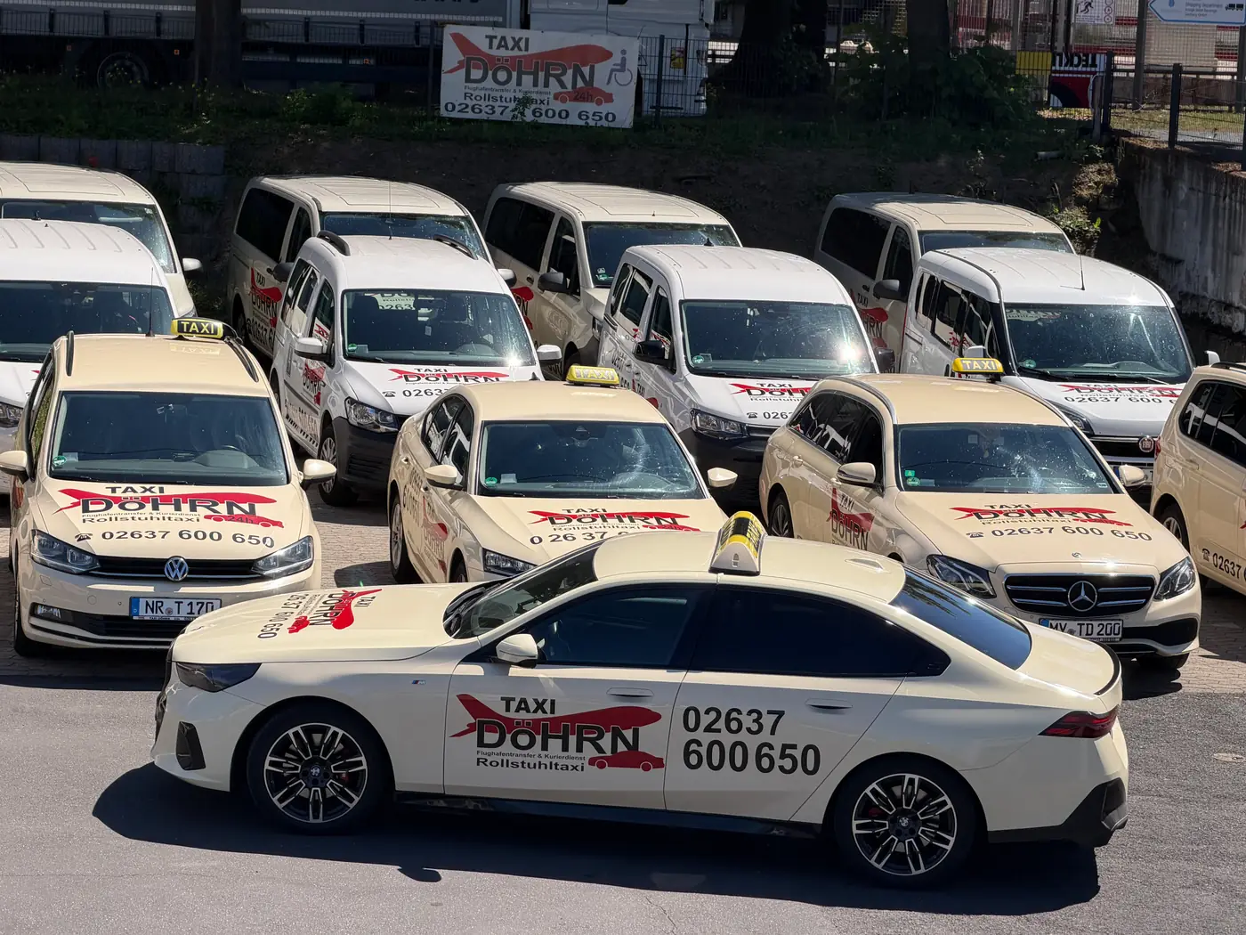 Taxi von Taxi Döhrn in Nahaufnahme mit Rufnummer 02637 600650 an der Fahrzeugtür